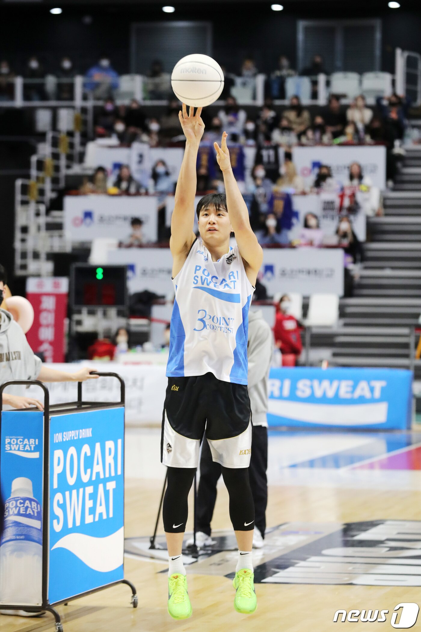본문 이미지 - 15일 경기도 수원 KT 소닉붐 아레나에서 열린 2022-2023 SKT 에이닷 프로농구 올스타전 3점슛 콘테스트 결승, KCC 허웅이 슛하고 있다. 2023.1.15/뉴스1 ⓒ News1 조태형 기자