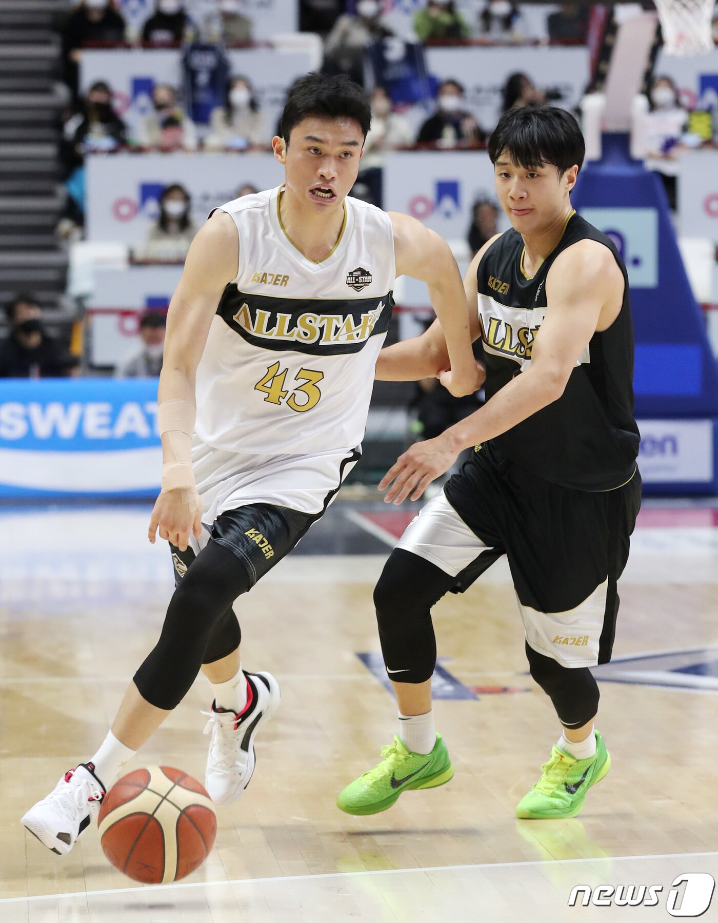 본문 이미지 - 15일 경기도 수원 KT 소닉붐 아레나에서 열린 2022-2023 SKT 에이닷 프로농구 올스타전, 팀 이대성의 한국가스공사 이대성이 팀 허웅의 KCC 허웅의 수비를 피해 돌파하고 있다. 2023.1.15/뉴스1 ⓒ News1 조태형 기자