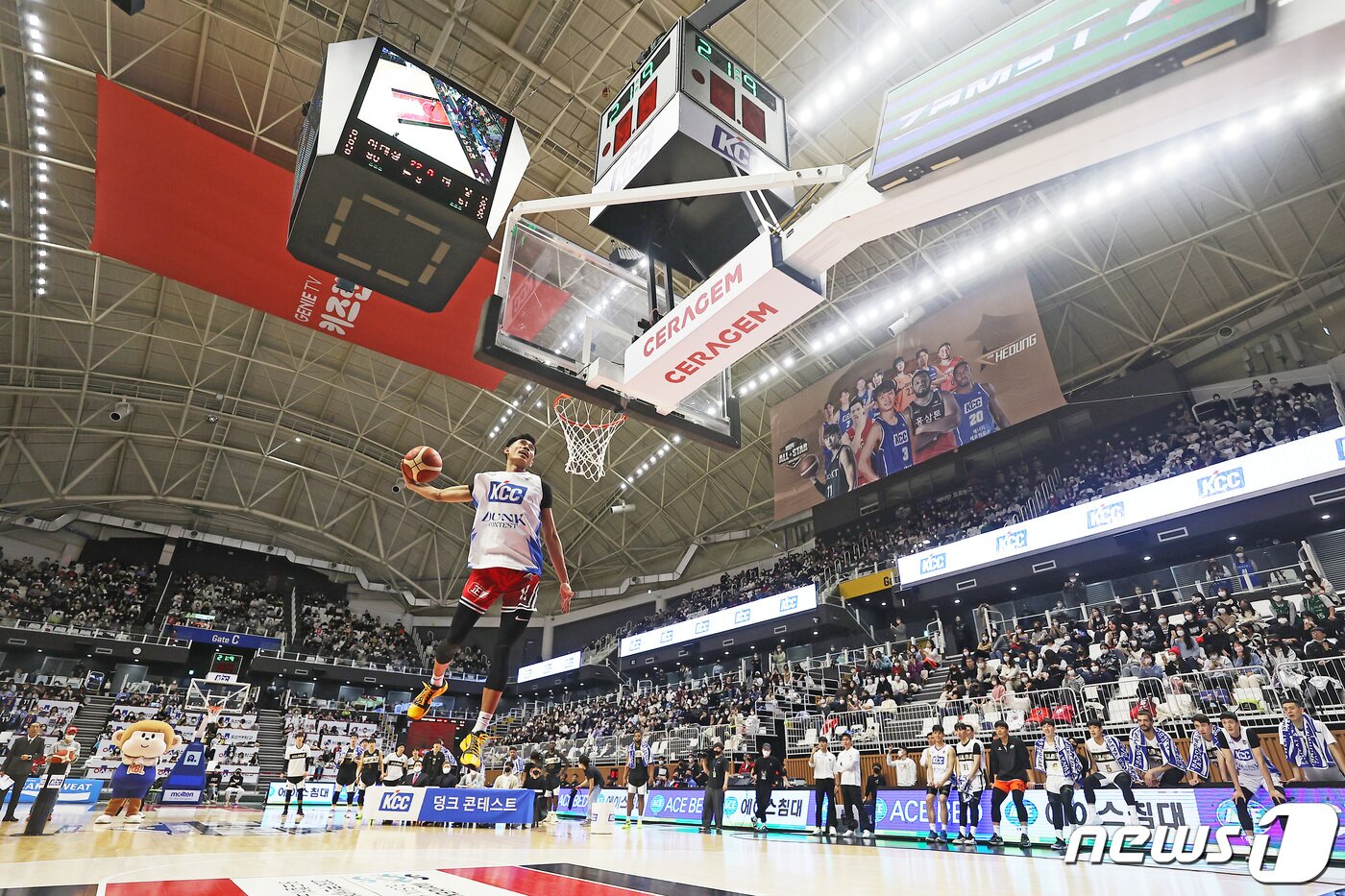 본문 이미지 - 15일 경기도 수원 KT 소닉붐 아레나에서 열린 2022-2023 SKT 에이닷 프로농구 올스타전 덩크 콘테스트 결선, KCC 렌즈 아반도가 덩크하고 있다. 2023.1.15/뉴스1 ⓒ News1 조태형 기자