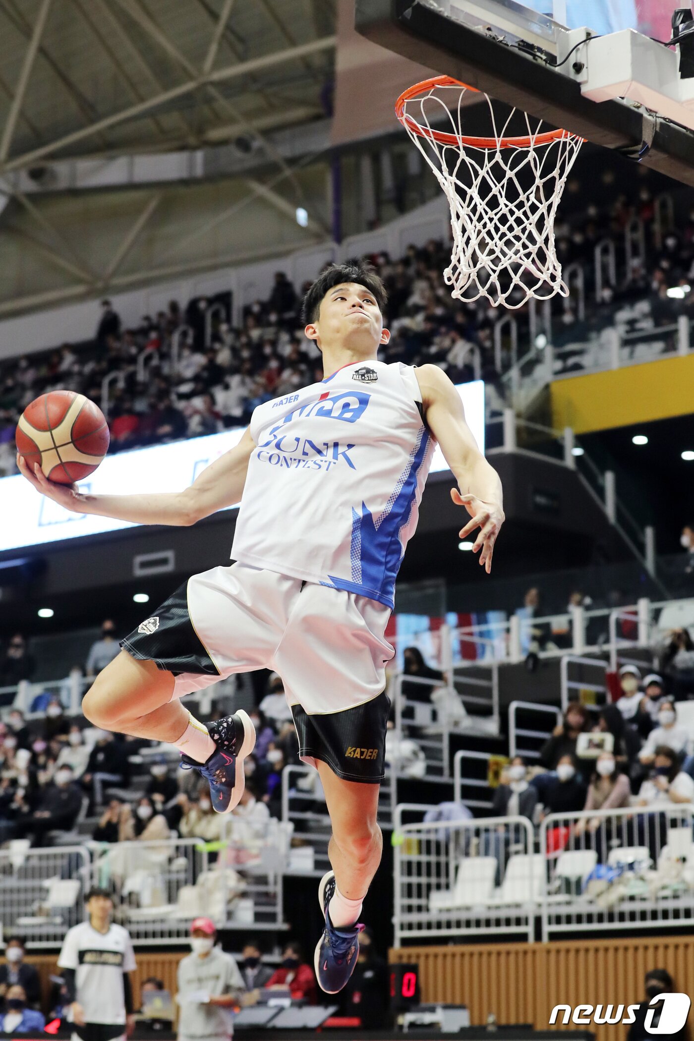 본문 이미지 - 15일 경기도 수원 KT 소닉붐 아레나에서 열린 2022-2023 SKT 에이닷 프로농구 올스타전 덩크 콘테스트 결선, KT 하윤기가 덩크하고 있다. 2023.1.15/뉴스1 ⓒ News1 조태형 기자