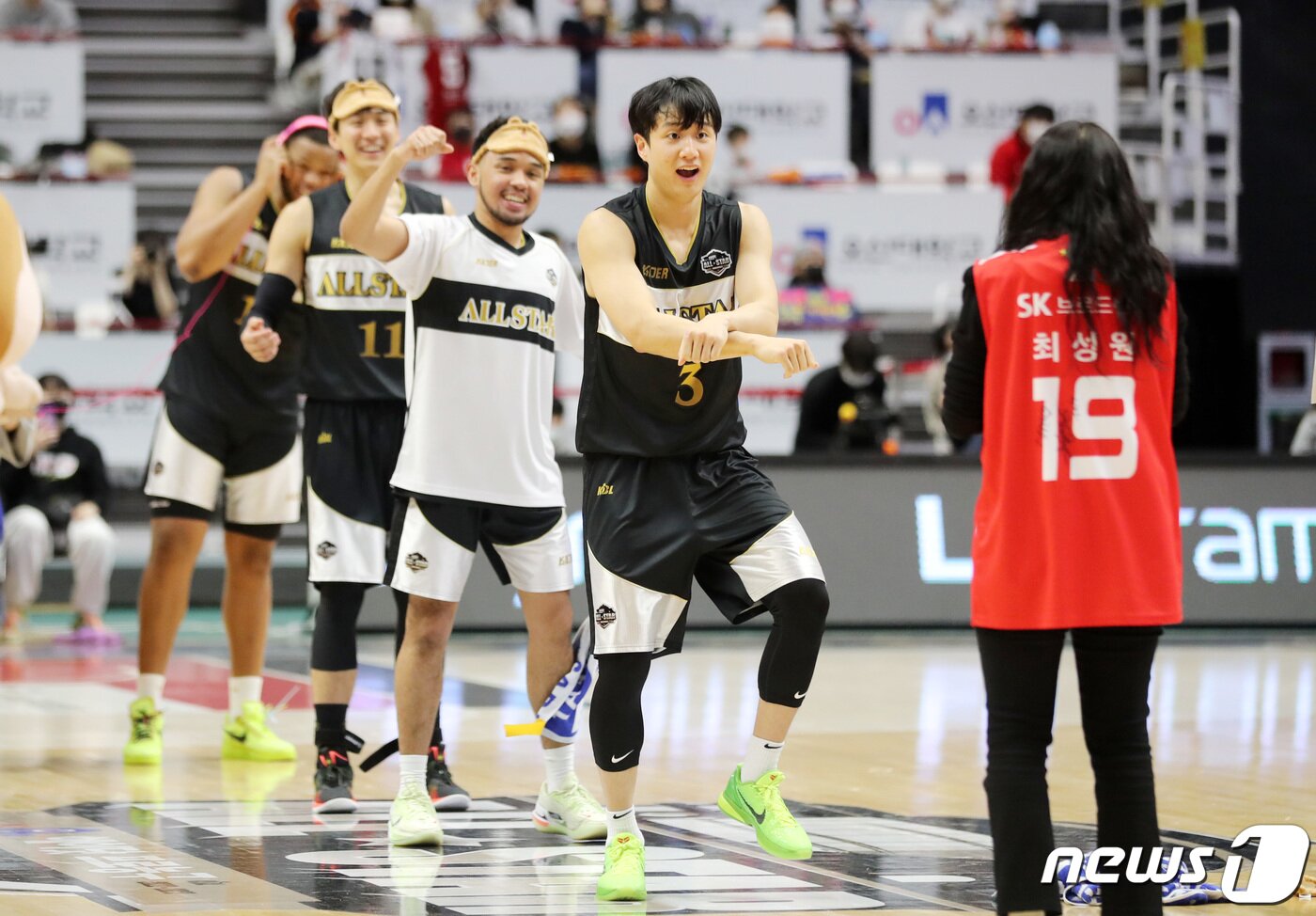 본문 이미지 - 15일 경기도 수원 KT 소닉붐 아레나에서 열린 2022-2023 SKT 에이닷 프로농구 올스타전, 팀 허웅 선수들이 팬들과 함께하는 퀴즈 중 춤추고 있다. 2023.1.15/뉴스1 ⓒ News1 조태형 기자