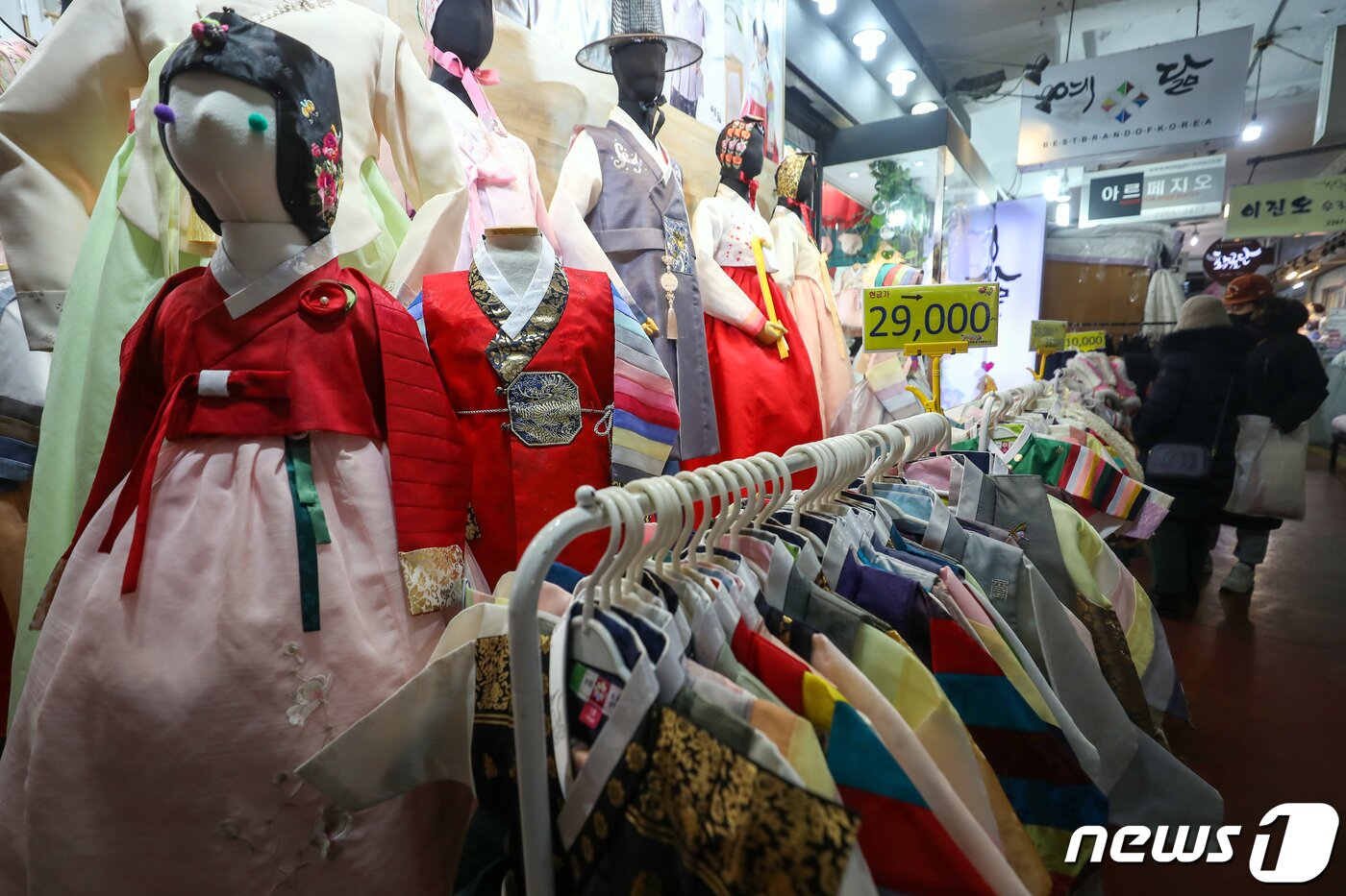 본문 이미지 - 설 명절을 일주일 앞둔 15일 서울 종로구 광장시장 한복상가에서 시민들이 자녀들이 입을 한복을 고르고 있다. 2023.1.15/뉴스1 ⓒ News1 민경석 기자