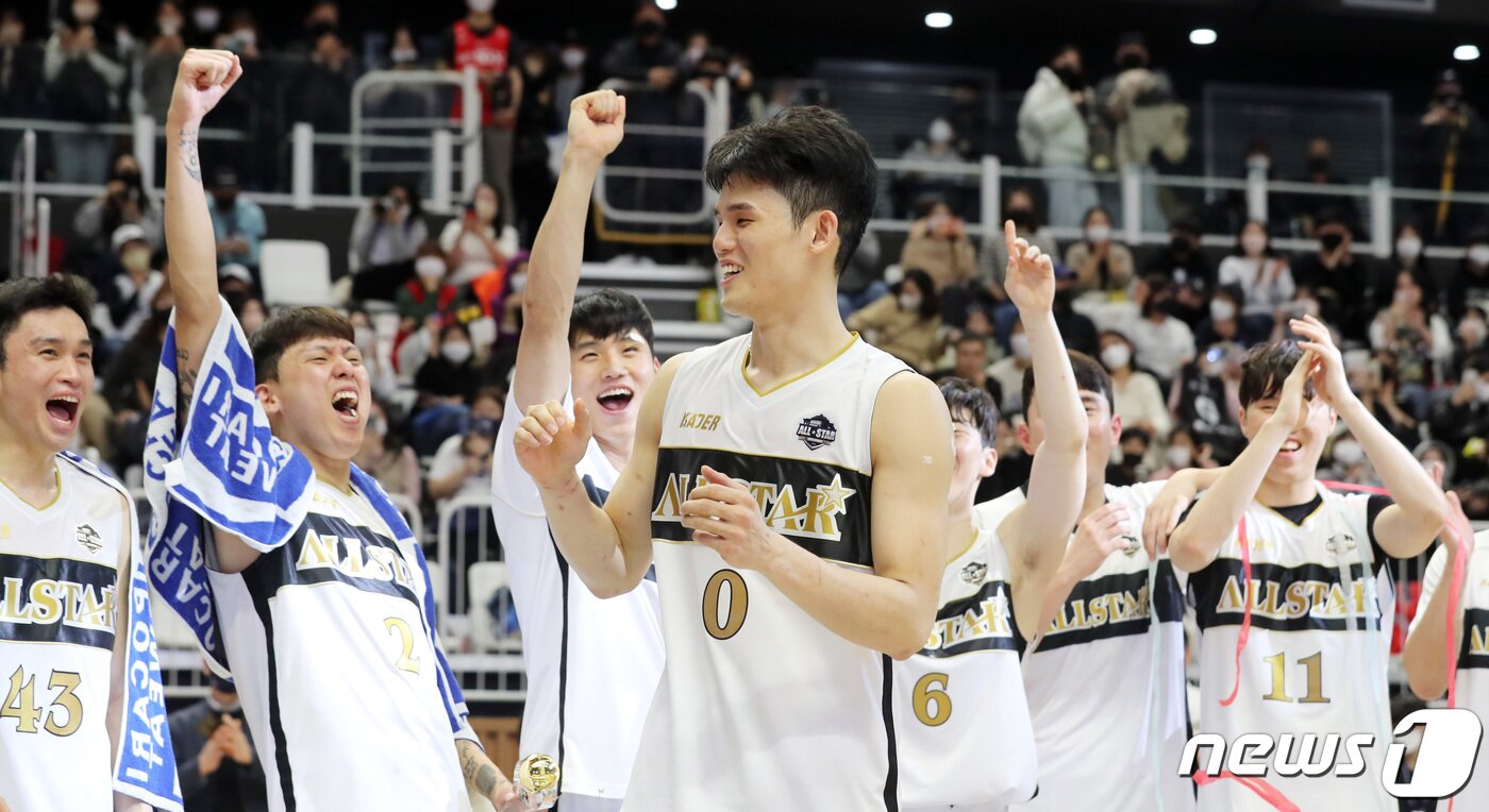 본문 이미지 - 15일 경기도 수원 KT 소닉붐 아레나에서 열린 2022-2023 SKT 에이닷 프로농구 올스타전, MVP로 선정된 팀 이대성의 KT 하윤기가 미소 짓고 있다. 2023.1.15/뉴스1 ⓒ News1 조태형 기자