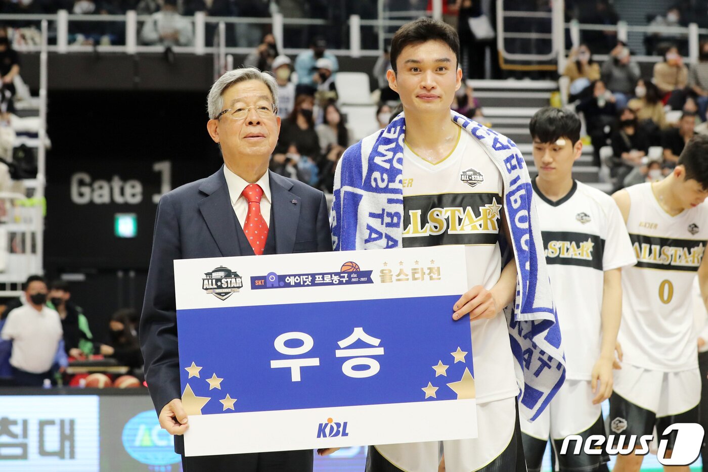 본문 이미지 - 15일 경기도 수원 KT 소닉붐 아레나에서 열린 2022-2023 SKT 에이닷 프로농구 올스타전, 승리한 팀 이대성의 한국가스공사 이대성이 김희옥 KBL 총재와 기념 촬영을 하고 있다. 2023.1.15/뉴스1 ⓒ News1 조태형 기자