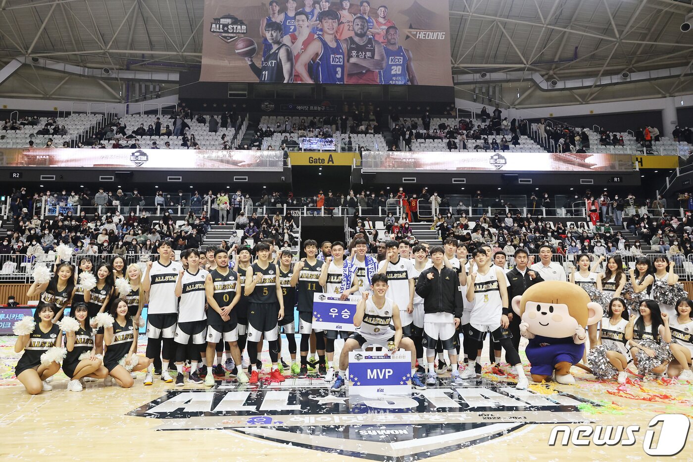 본문 이미지 - 15일 경기도 수원 KT 소닉붐 아레나에서 열린 2022-2023 SKT 에이닷 프로농구 올스타전, 양팀 선수들이 기념 촬영을 하고 있다. 2023.1.15/뉴스1 ⓒ News1 조태형 기자