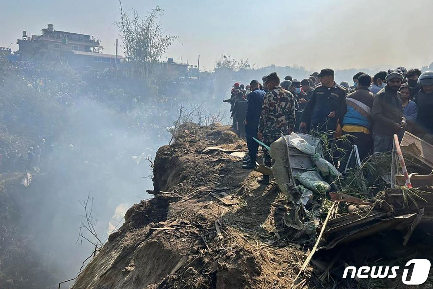 (AFP=뉴스1) = 15일 네팔 포카라의 항공기 추락 사고 현장에서 구조대가 주변을 살펴보고 있다. 주네팔 한국 대사관 측은 해당 항공기에 한국 국적자 2명이 탑승한 것으로 보인 …