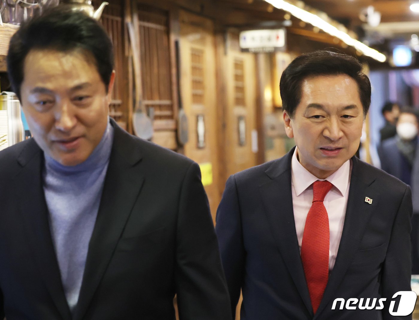 본문 이미지 - 오세훈 서울시장과 김기현 국민의힘 의원이 15일 서울 중구 한 식당에서 회동을 위해 이동하고 있다. &#40;공동취재&#41; 2023.1.15/뉴스1 ⓒ News1 송원영 기자