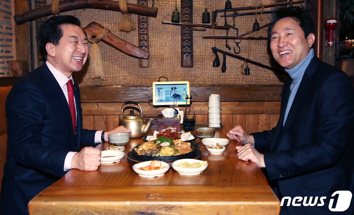 본문 이미지 - 국민의힘 당권주자인 김기현 의원과 오세훈 서울시장이 15일 서울 중구의 한 식당에서 만찬회동을 하고 있다. &#40;공동취재&#41; 2023.1.15/뉴스1 ⓒ News1 송원영 기자