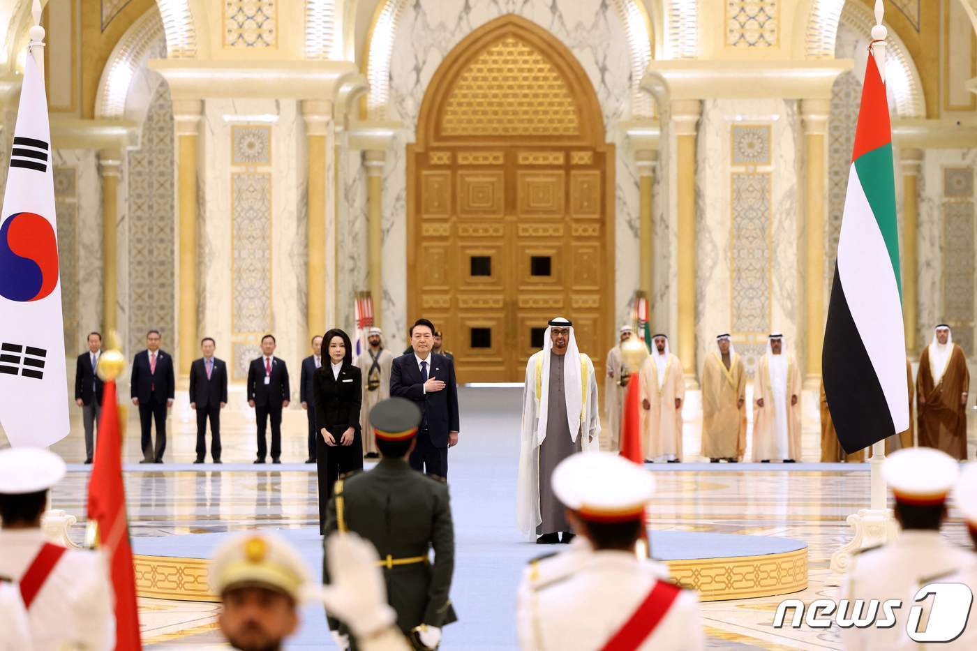 윤석열 대통령과 김건희 여사가 15일 아랍에미리트&#40;UAE&#41; 아부다비 왕궁에서 열린 공식 환영식에 참석하고 있다. 오른쪽은 모하메드 빈 자이드 알 나하얀 UAE 대통령. ⓒ AFP=뉴스1 ⓒ News1 안은나 기자