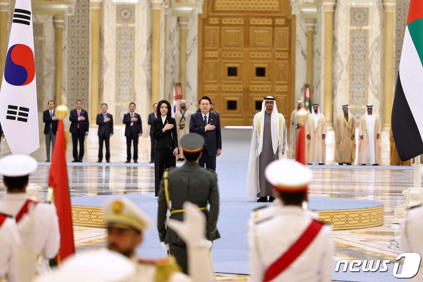 윤석열 대통령과 김건희 여사가 15일 아랍에미리트&#40;UAE&#41; 아부다비 왕궁에서 열린 공식 환영식에 참석해 국기에 대한 경례를 하고 있다. 오른쪽은 모하메드 빈 자이드 알 나하얀 대통령. ⓒ AFP=뉴스1 ⓒ News1 안은나 기자