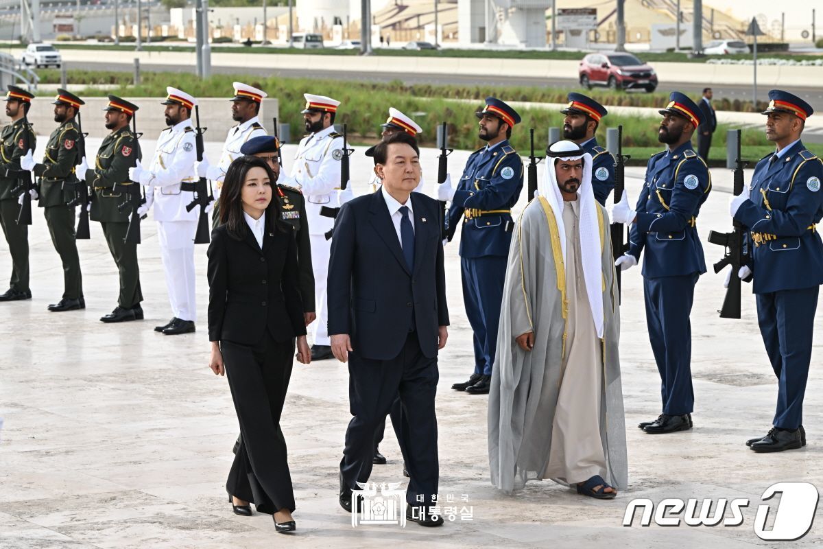 윤석열 대통령과 김건희 여사가 15일 오전&#40;현지시간&#41; 아랍에미리트&#40;UAE&#41; 현충원 와하트 알 카라마를 찾아 칼리파 빈 타흐눈 보훈청장과 함께 의장대를 사열하고 있다. &#40;대통령실 홈페이지&#41; 2023.1.15/뉴스1 ⓒ News1 안은나 기자