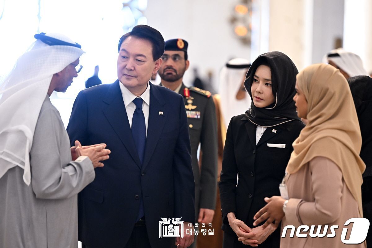 윤석열 대통령과 김건희 여사가 15일 오전&#40;현지시간&#41; 아랍에미리트&#40;UAE&#41; 셰이크 자이드 그랜드 모스크를 찾아 알로바이들리 관리소장으로부터 설명을 듣고 있다. 김 여사는 이슬람 관습에 따라 머리에 &#39;샤일라&#39;를 착용했다. 이슬람교 예배당인 이곳은 세계에서 가장 큰 모스크 중 하나로 82개의 흰색 돔과 4개의 첨탑이 있다. &#40;대통령실 홈페이지&#41; 2023.1.15/뉴스1 ⓒ News1 안은나 기자