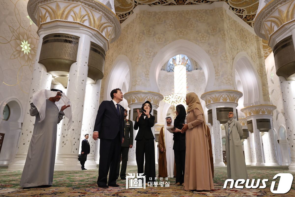 본문 이미지 - 윤석열 대통령과 김건희 여사가 15일(현지시간) 오전 아랍에미리트(UAE) 셰이크 자이드 그랜드 모스크를 찾아 알로바이들리 관리소장으로부터 설명을 듣고 있다. (대통령실 홈페이지) 2023.1.15/뉴스1] ⓒ News1 안은나 기자