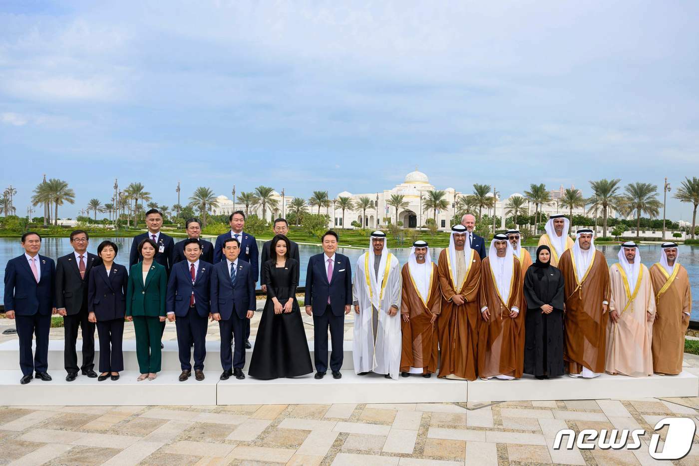 본문 이미지 - 윤석열 대통령과 김건희 여사가 15일(현지시간) 아랍에미리트(UAE) 아부다비 카사르 알 와탄에서 모하메드 빈 자이드 알 나하얀 UAE 대통령을 비롯한 정부 대표단과 기념 촬영하고 있다. ⓒ AFP=뉴스1 ⓒ News1 안은나 기자