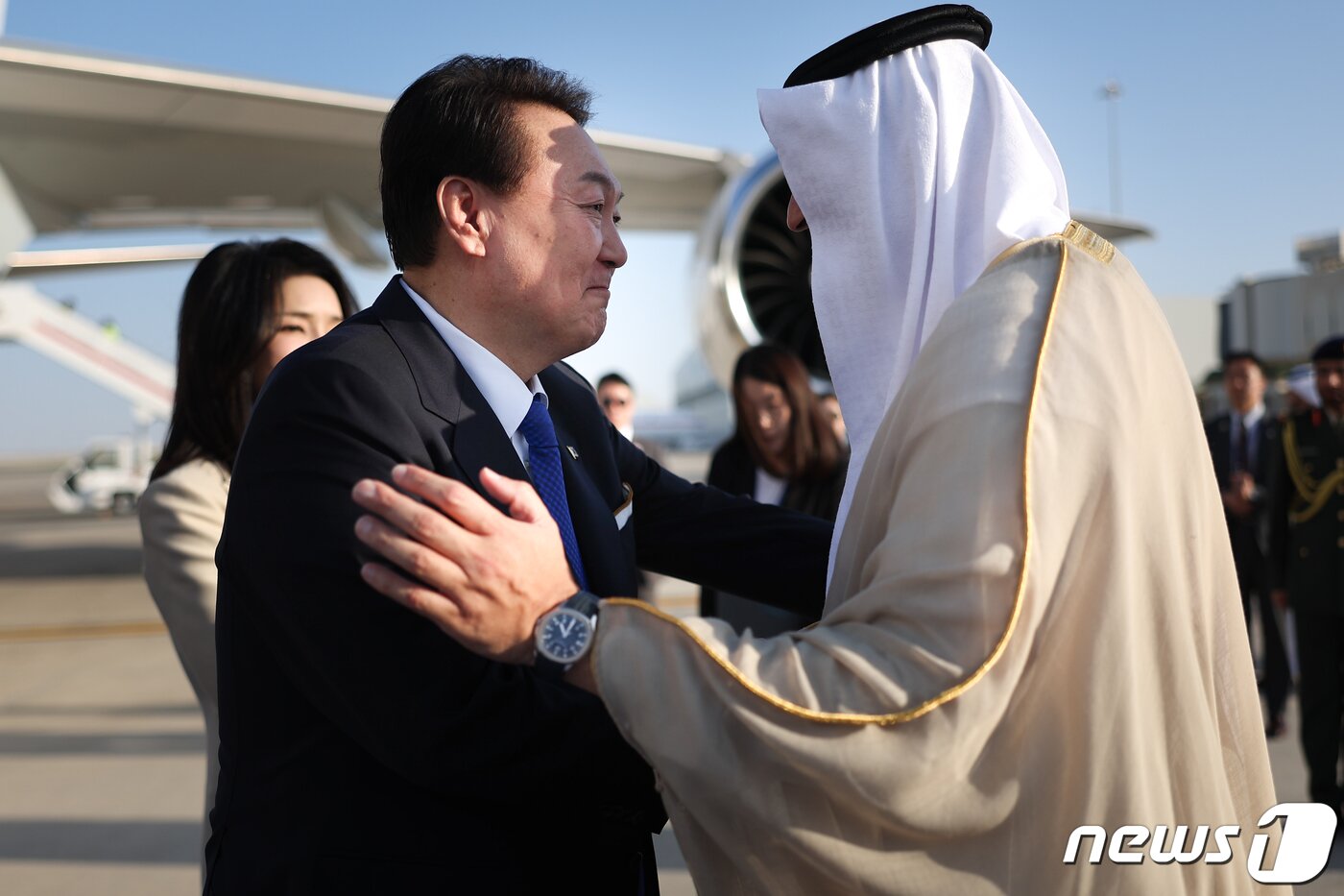 본문 이미지 - 윤석열 대통령이 14일 오후(현지시간) 아랍에미리트(UAE) 아부다비 왕실공항에 도착해 환영 인사와 악수하고 있다. (대통령실 제공) 2023.1.15/뉴스1 ⓒ News1 안은나 기자