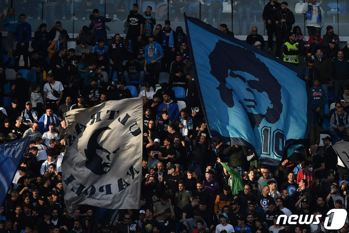 본문 이미지 - 디에고 마라도나 깃발을 들고 응원하는 나폴리 팬들. ⓒ AFP=뉴스1