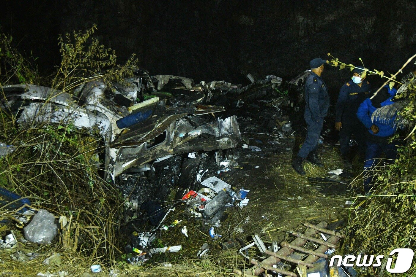 본문 이미지 - 15일(현지시간) 네팔 포카라 국제공항 인근에서 한국인 2명 등 72명이 탑승한 여객기가 추락해 최소 40명이 사망한 현장에 구조대원이 출동해 있다. ⓒ AFP=뉴스1 ⓒ News1 장수영 기자