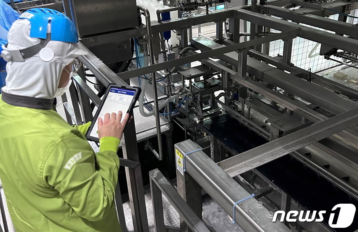 본문 이미지 - 풀무원 현장 작업자가 태블릿 PC를 통해 품질 관련 데이터를 확인하고 있다.&#40;풀무원 제공&#41;