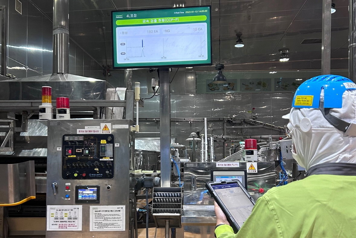 본문 이미지 - 풀무원 현장 작업자가 태블릿 PC를 통해 품질 관련 데이터를 확인하고 있다.&#40;풀무원 제공&#41; 