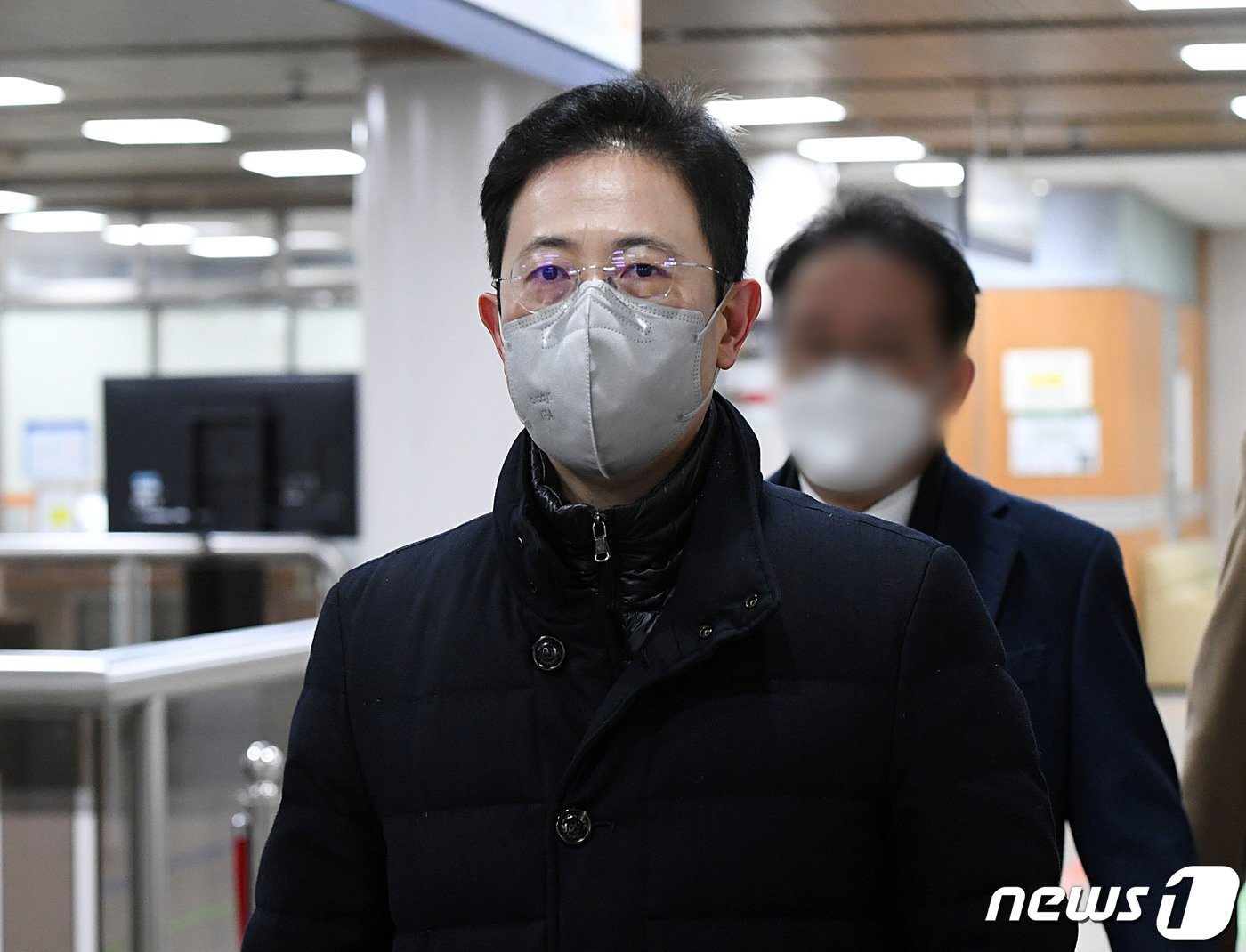 본문 이미지 - ‘고발사주’ 의혹으로 기소된 손준성 서울고검 송무부장이 서울중앙지법에서 열린 속행공판에 출석하고 있다. &#40;공동취재&#41; 2023.1.16/뉴스1 ⓒ News1 민경석 기자