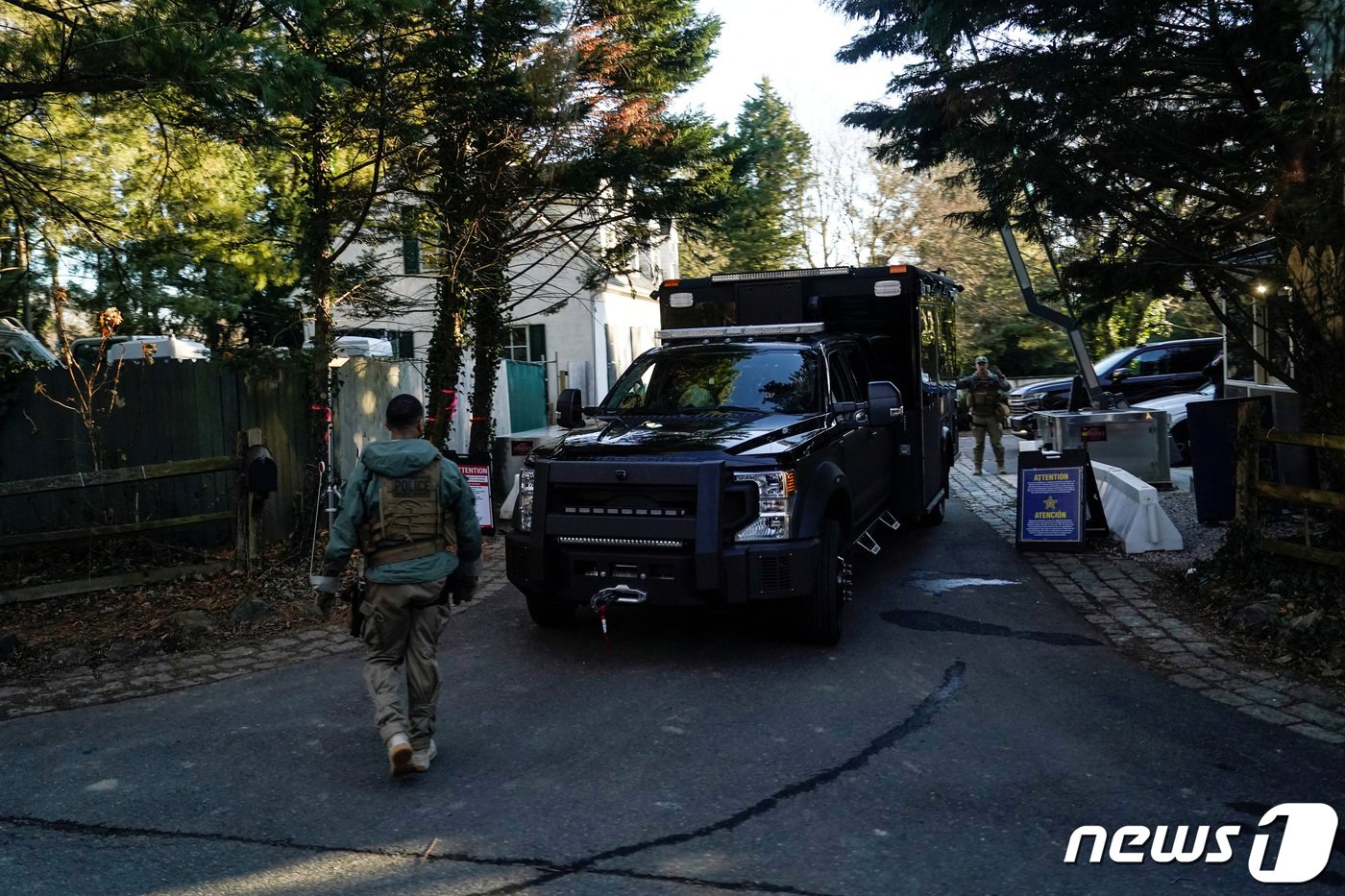 본문 이미지 - 15일&#40;현지시간&#41; 미국 델라웨어주&#40;州&#41; 조 바이든 대통령 사저 앞에 비밀경호국 요원들이 주차하고 있다. 지난 12일 바이든 대통령의 사저에서는 부통령 시절 취급하던 기밀 문건이 발견됐다. ⓒ 로이터=뉴스1 ⓒ News1 권진영 기자