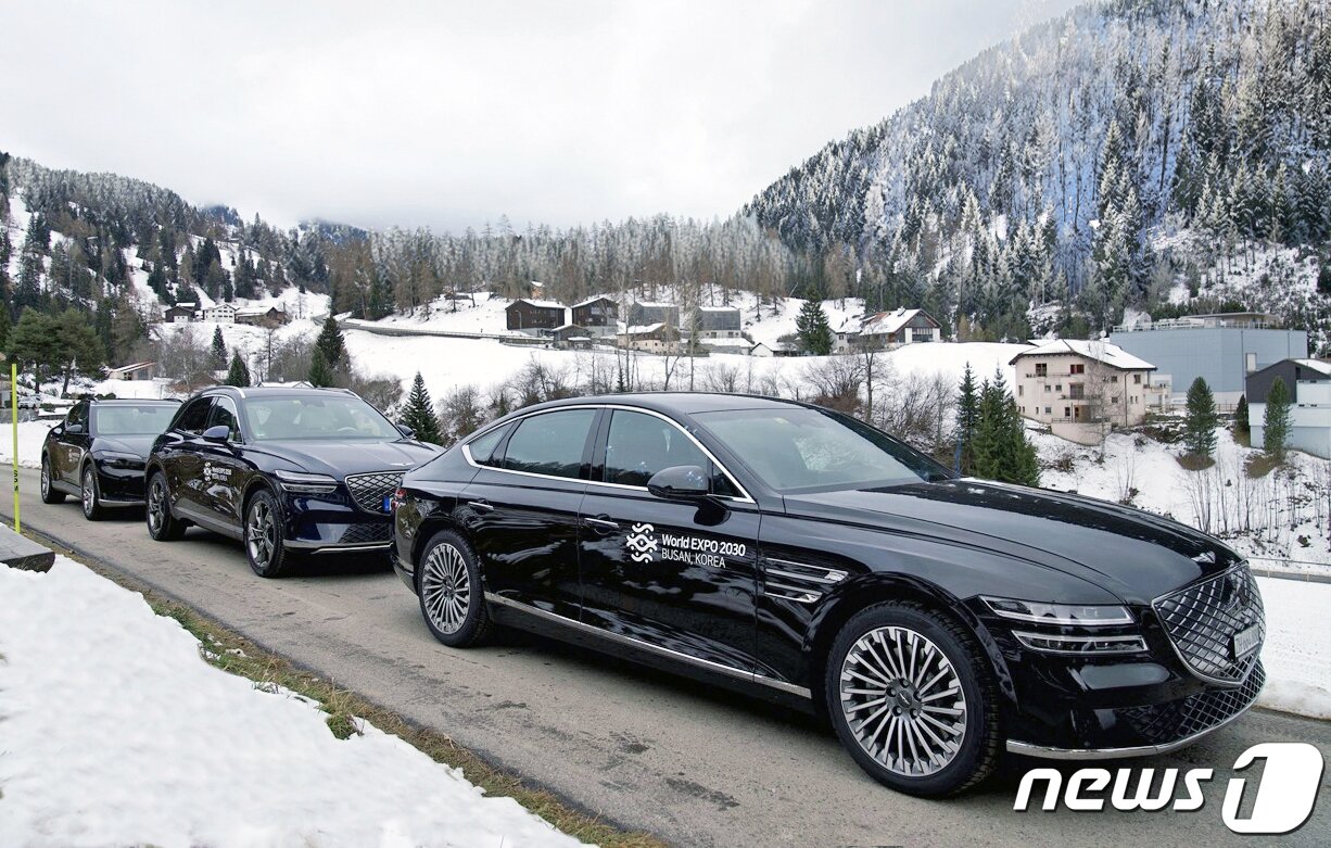 본문 이미지 - 현대자동차그룹은 오는 20일(현지시간)까지 세계경제포럼이 열리는 스위스 다보스에서 2030 부산세계박람회 홍보 문구가 랩핑 된 차량 58대를 운영해 부산 알리기에 나선다고 16일 밝혔다. 사진은 제네시스 전기차들(오른쪽부터 G80 전동화 모델, GV70 전동화 모델, GV60)이 다보스 인근을 순회하며 부산을 알리는 모습.(현대자동차그룹 제공) 2023.1.16/뉴스1