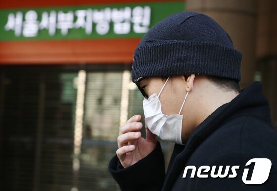 래퍼 뱃사공(김진우·36)이 16일 오전 서울 서부지방법원에서 열린 첫 번째 재판을 마친 뒤 법원을 나서고 있다. 뱃사공은 래퍼 던밀스의 아내 A씨의 신체 일부를 몰래 카메라로 촬영하고 이를 단체 채팅방에 유포한 혐의를 받고 있다. 2023.1.16/뉴스1 © News1 권현진 기자