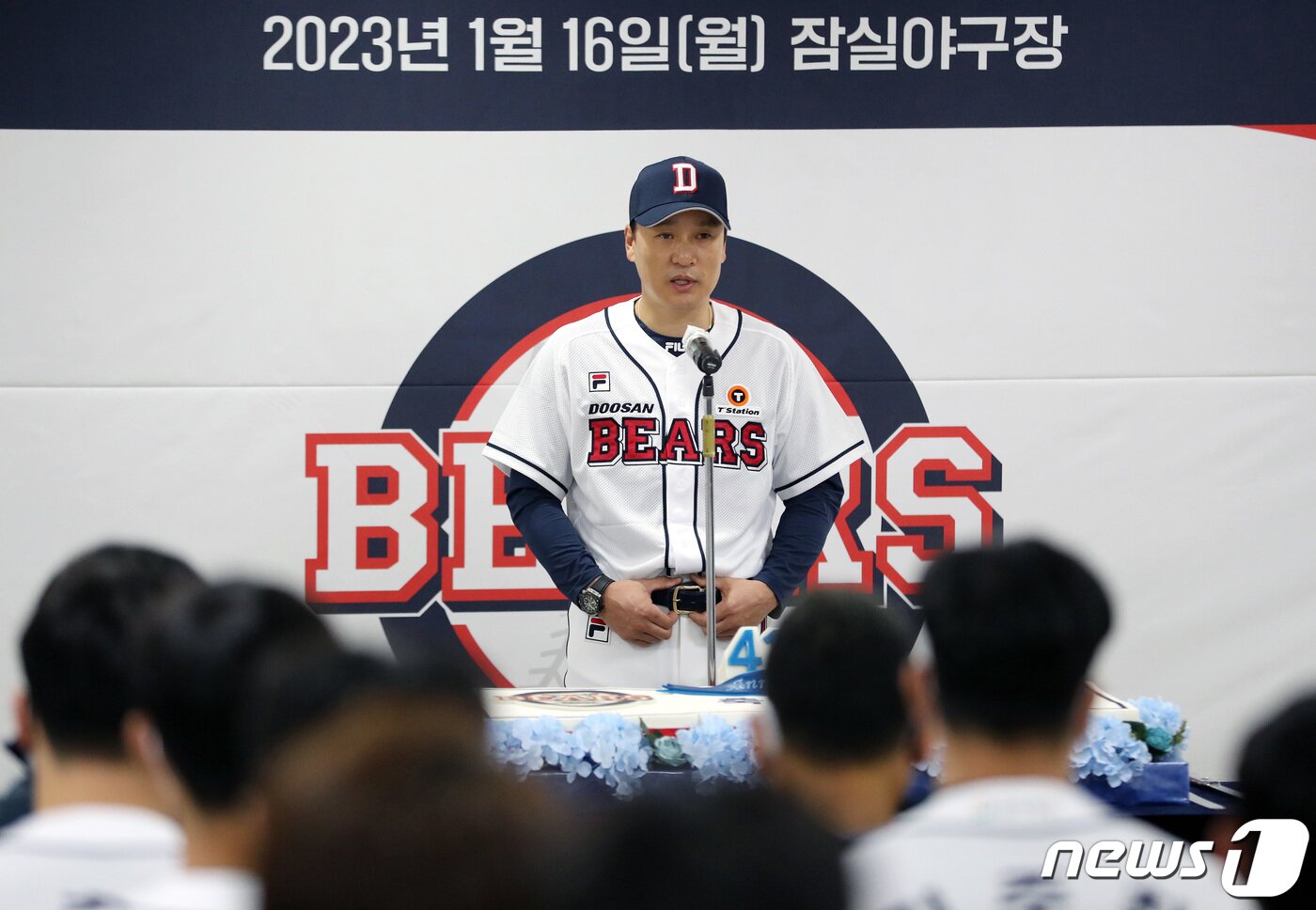 본문 이미지 - 이승엽 신임 감독이 16일 오전 서울 송파구 잠실야구장에서 열린 제41회 두산 베어스 창단 기념식에서 인사말을 하고 있다. 2023.1.16/뉴스1 ⓒ News1 이동해 기자