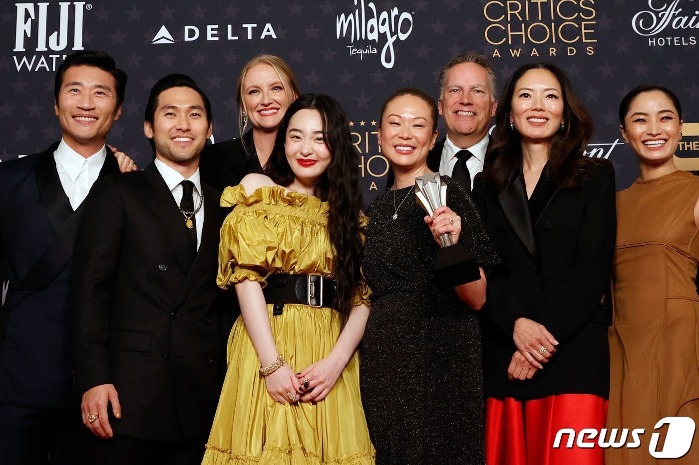 본문 이미지 - 드라마 '파친코'의 출연진이 15일 (현지시간) 캘리포니아주 로스앤젤레스 페어몬트 센츄어리 플라자 호텔에서 열린 제28회 크리틱스 초이스 어워즈서 최우수 외국어 드라마 상을 받고 기뻐하고 있다. ⓒ AFP=뉴스1 ⓒ News1 우동명 기자