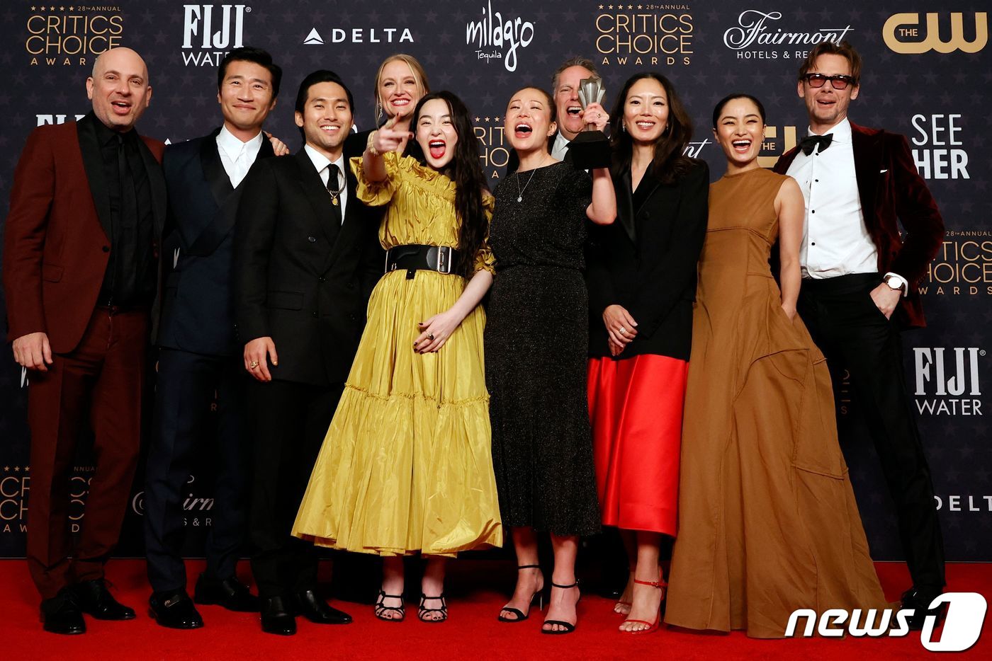 (로스앤젤레스 AFP=뉴스1) 우동명 기자 = 드라마 '파친코'의 출연진이 15일 (현지시간) 캘리포니아주 로스앤젤레스 페어몬트 센츄어리 플라자 호텔에서 열린 제28회 크리틱스 초 …