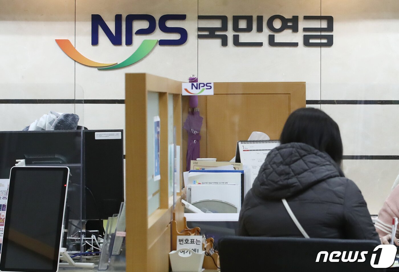 본문 이미지 - 보건복지부가 오는 3월로 예정된 '5차 국민연금 재정추계 시산(잠정 결과)'를 예정보다 이른 이달 말 발표한다. 직전인 2018년 발표한 2057년 국민연금 소진 시점이 저출산과 고령화, 경제 성장률 둔화 등으로 1~3년 앞당겨질 것으로 전망된다. 사진은 16일 서울 서대문구 국민연금공단 서울북부지역본부 민원실에서 시민이 상담을 받는 모습. 2023.1.16/뉴스1 ⓒ News1 김민지 기자