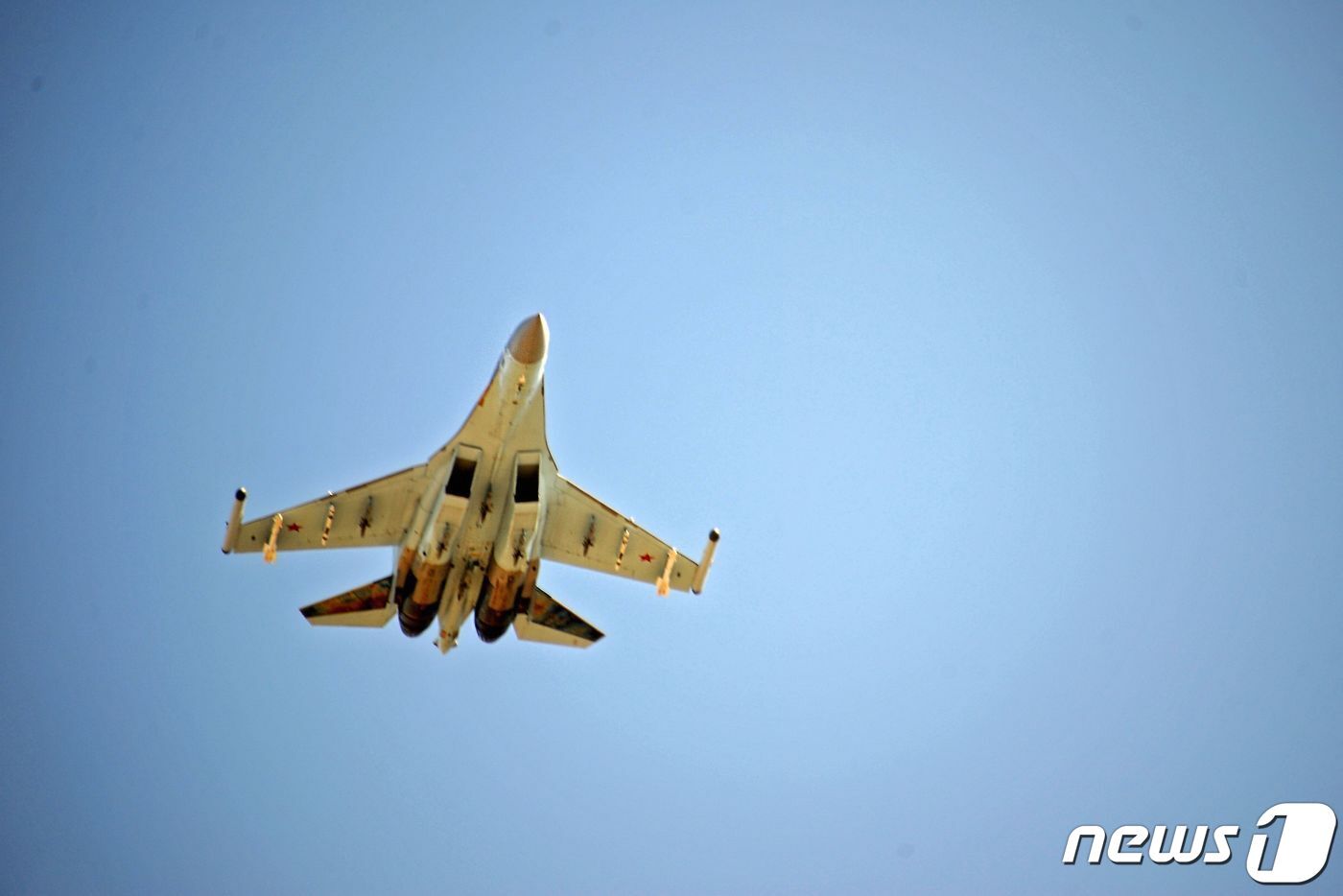 본문 이미지 - 러시아 '수호이 Su-35' 제트전투기. 2019. 9. 26. ⓒ AFP=뉴스1 ⓒ News1 최서윤 기자