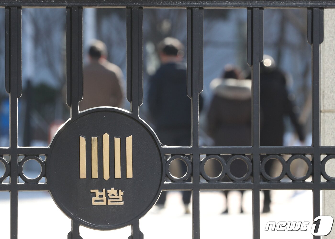 본문 이미지 - 이재명 더불어민주당 대표를 둘러싼 '변호사비 대납 의혹' 사건의 핵심 인물인 김성태 전 쌍방울그룹 회장의 국내 송환을 하루 앞둔 16일 오후 경기 수원시 영통구 수원지방검찰청에서 직원들이 이동하고 있다. 2023.1.16/뉴스1 ⓒ News1 김영운 기자