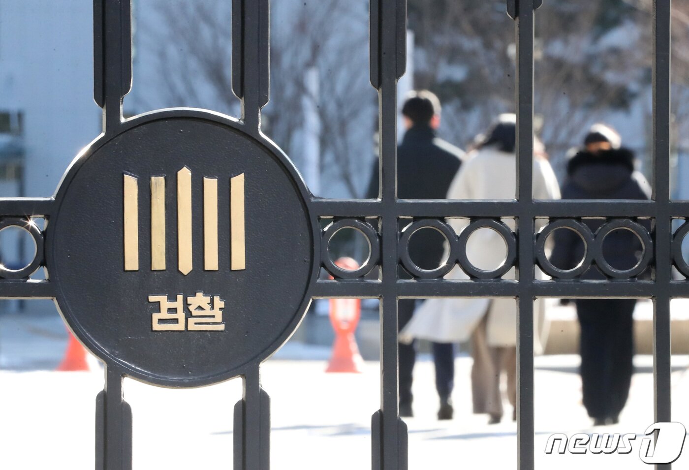본문 이미지 - 이재명 더불어민주당 대표를 둘러싼 '변호사비 대납 의혹' 사건의 핵심 인물인 김성태 전 쌍방울그룹 회장의 국내 송환을 하루 앞둔 16일 오후 경기 수원시 영통구 수원지방검찰청에서 직원들이 이동하고 있다. 2023.1.16/뉴스1 ⓒ News1 김영운 기자