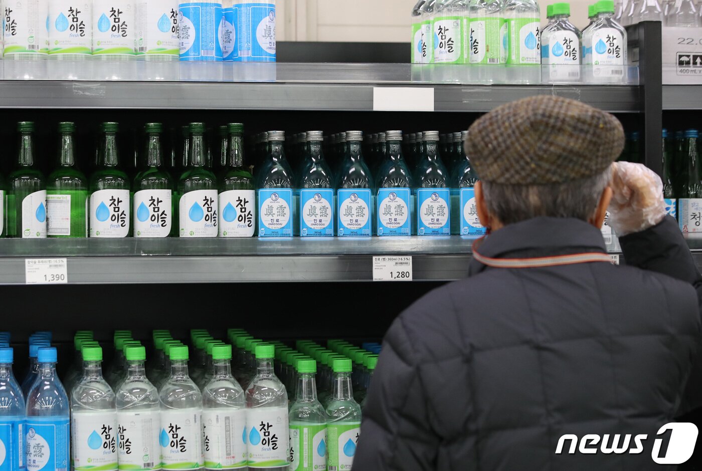 본문 이미지 - 서울의 한 대형마트에 진열된 소주. 2023.1.16/뉴스1 ⓒ News1 구윤성 기자