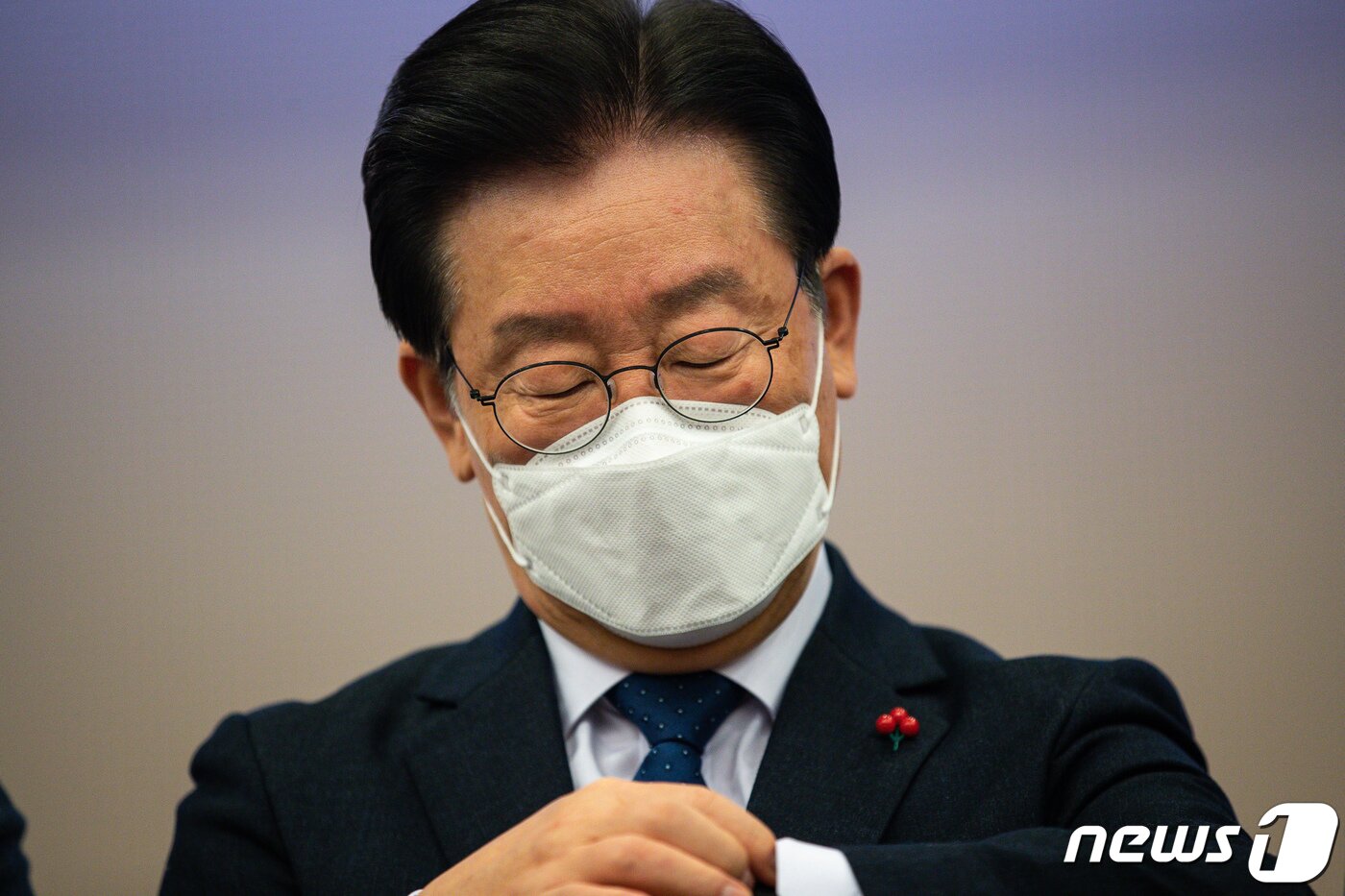 본문 이미지 - 이재명 더불어민주당 대표가 16일 서울 여의도 국회도서관에서 열린 더불어민주당 2023년 참좋은지방정부위원회 출범식에서 시계를 보고 있다.  2023.1.16/뉴스1 ⓒ News1 유승관 기자