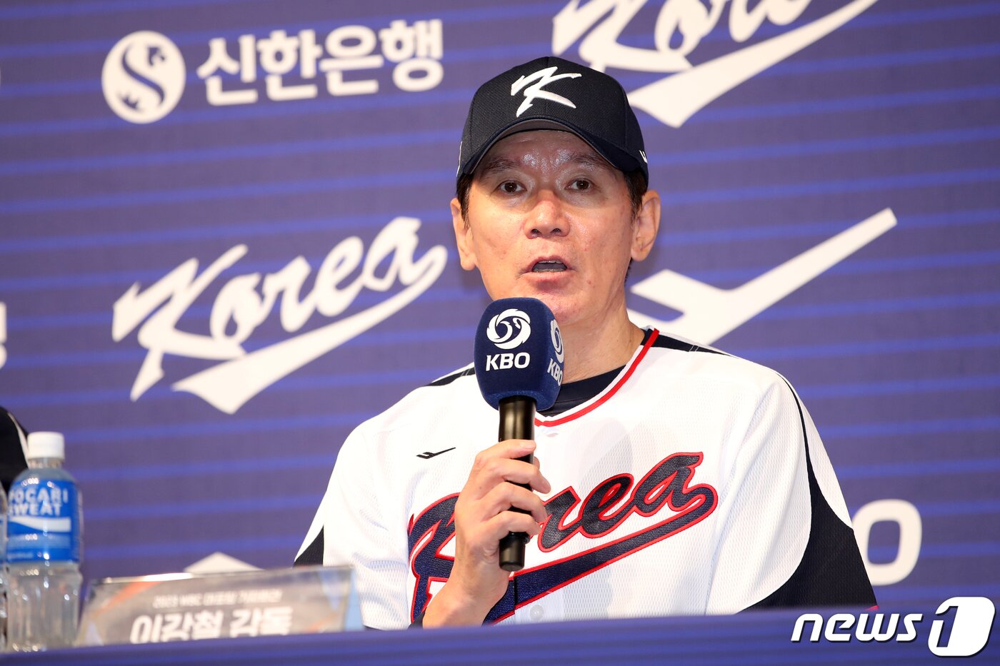 본문 이미지 - 이강철 WBC 대표팀 감독이 16일 오후 서울 강남구 리베라 호텔에서 열린 '2023 WBC(월드 베이스볼 클래식) 대표팀 기자회견'에 참석해 취재진의 질문에 답하고 있다. 2023.1.16/뉴스1 ⓒ News1 이승배 기자