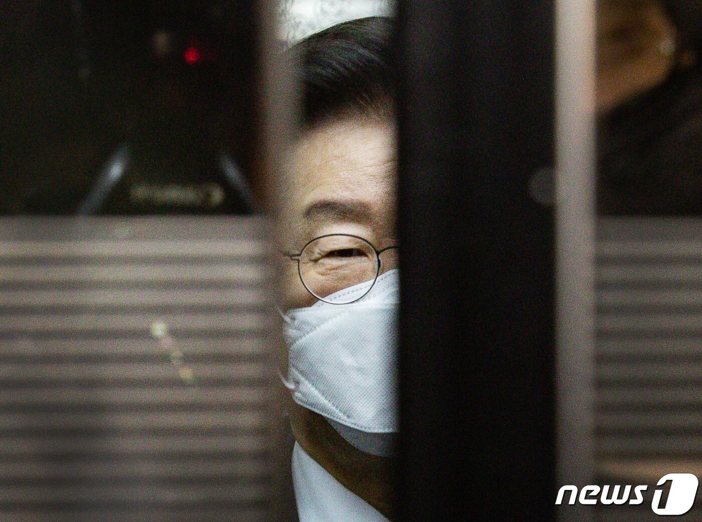 본문 이미지 - 이재명 더불어민주당 대표가 16일 서울 여의도 국회도서관에서 열린 더불어민주당 2023년 참좋은지방정부위원회 출범식 참석 후 행사장을 빠져나와 승강기에 탑승하고 있다.  2023.1.16/뉴스1 ⓒ News1 유승관 기자