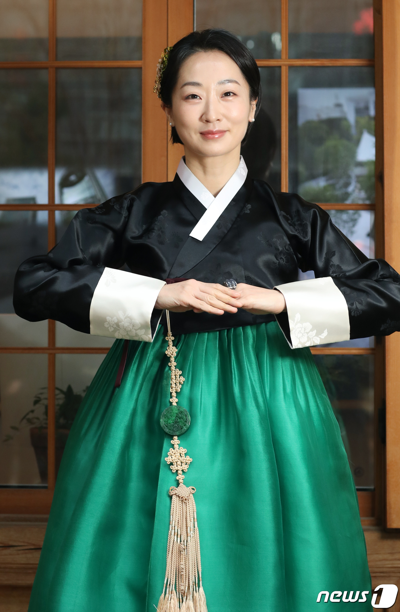 (서울=뉴스1) 권현진 기자 = 배우 우정원이 서울 종로구 뉴스1 인근에서 열린 인터뷰에 앞서 한복을 곱게 차려 입고 설날 인사를 전하고 있다.우정원은 지난해 12월 종영한 드라마 …