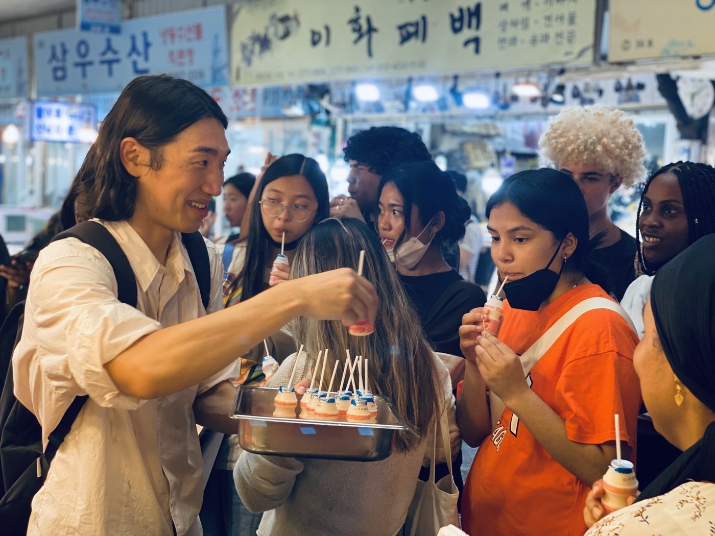 광장시장에서 시장 음식을 체험하는 외국인 여행객들의 모습