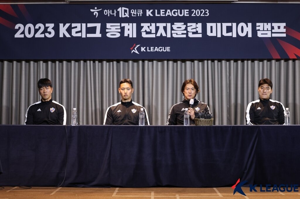 본문 이미지 - 16일 동계 전지훈련 미디어캠프를 가진 홍명보 감독 &#40;한국프로축구연맹 제공&#41;