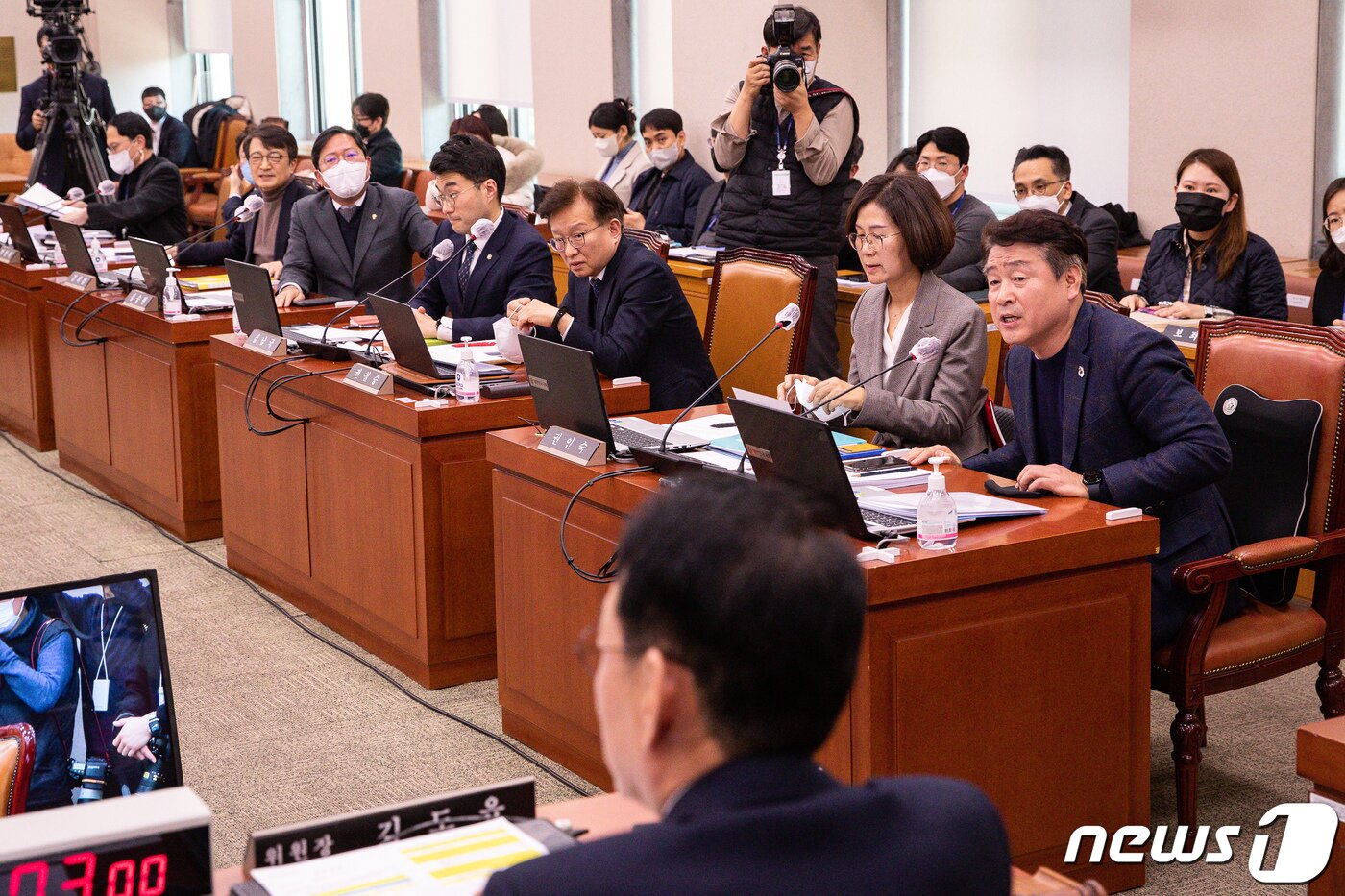 본문 이미지 - 기동민 국회 법제사법위원회 더불어민주당 간사를 비롯한 야당 위원들이 지난 1월16일 서울 여의도 국회에서 열린 제402회 국회(임시회) 법제사법위원회 제1차 전체회의에서 김도읍 위원장의 양곡관리법 개정안 법안2소위 회부에 반발하고 있다. 2023.1.16/뉴스1 ⓒ News1 유승관 기자