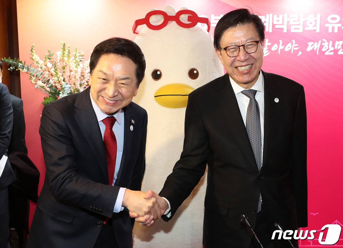본문 이미지 - 국민의힘 당권주자인 김기현 의원과 박형준 부산시장이 16일 서울 중구 롯데호텔에서 열린 2023부산 출향인사 초청 신년인사회에 참석해 인사를 나누고 있다. 2023.1.16/뉴스1 ⓒ News1 박세연 기자