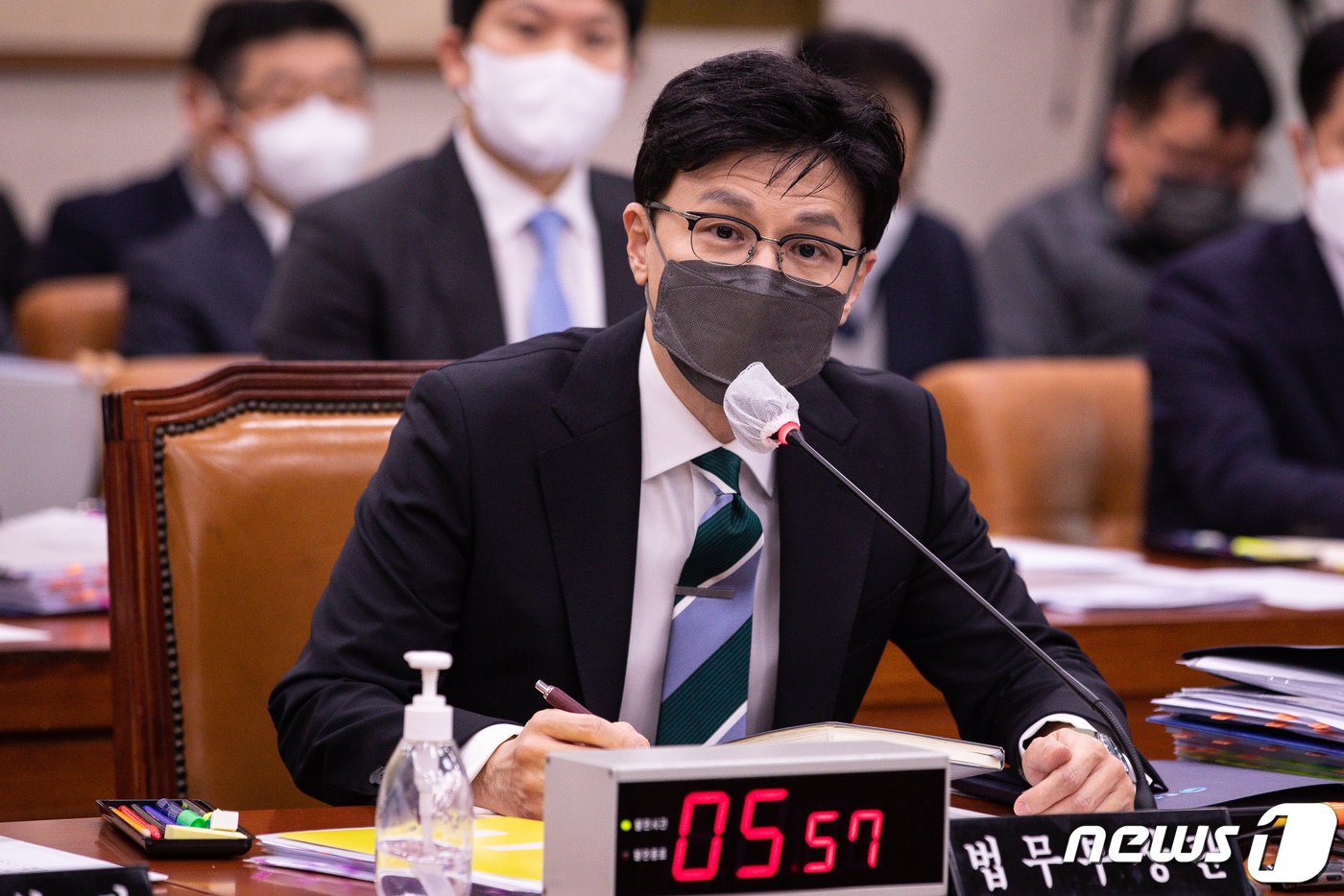 본문 이미지 - 한동훈 법무부 장관이 16일 서울 여의도 국회에서 열린 제402회 국회&#40;임시회&#41; 법제사법위원회 제1차 전체회의에서 의원 질의에 답하고 있다. 2023.1.16/뉴스1 ⓒ News1 유승관 기자