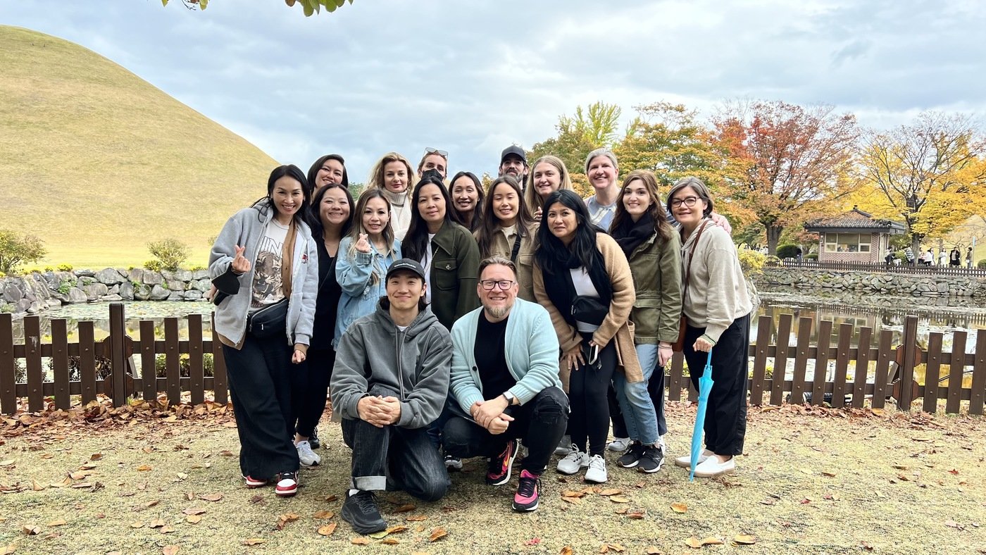 본문 이미지 - 경주 일정에서 기념 사진을 찍은 외국인 관광객들과 최재효 씨