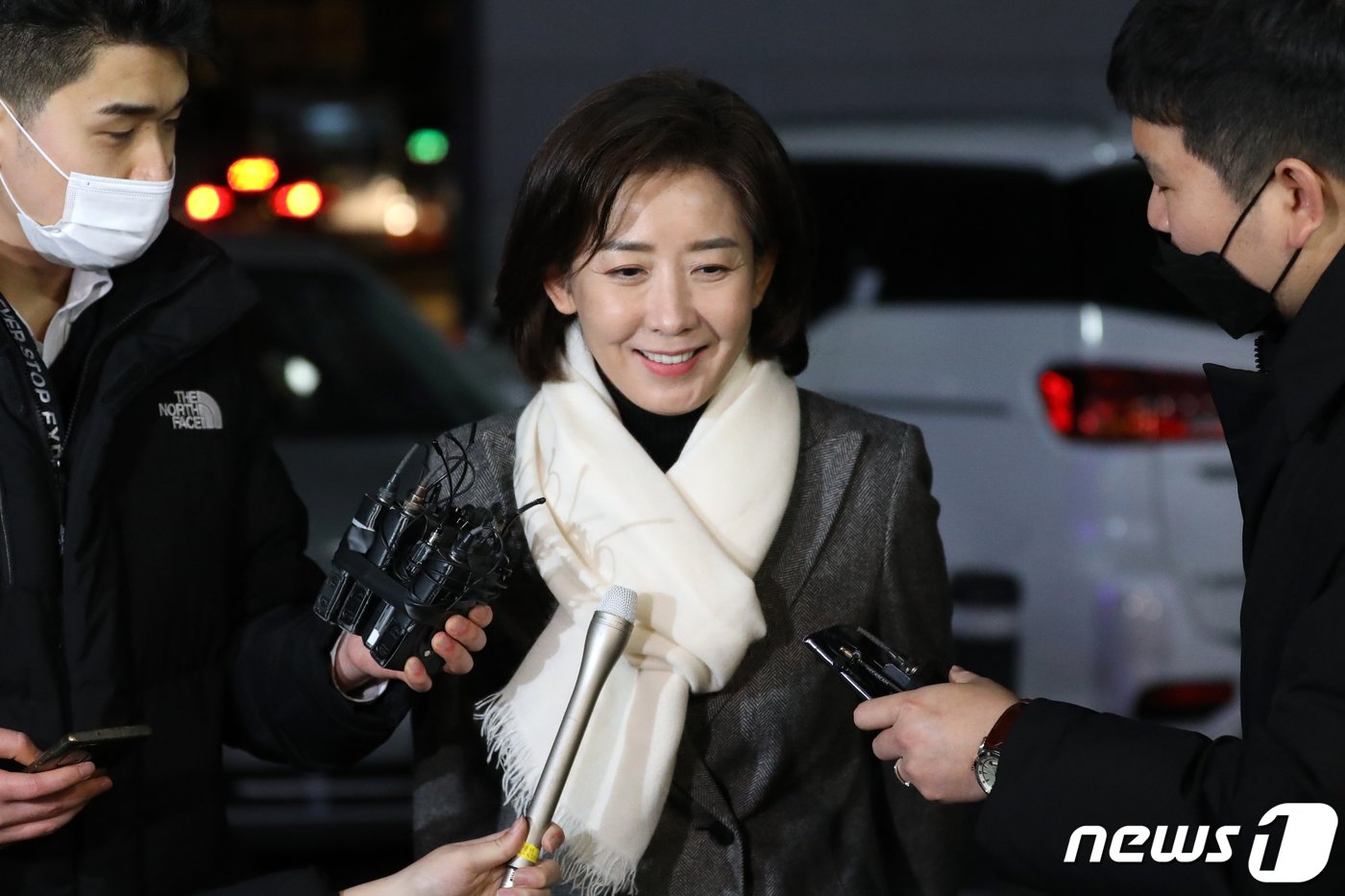 본문 이미지 - 나경원 전 국민의힘 의원이 16일 오후 서울 중구의 한 음식점 앞에서 오세훈 서울시장과의 만찬회동을 앞두고 취재진의 질문에 답하고 있다. 2023.1.16/뉴스1 ⓒ News1 이승배 기자