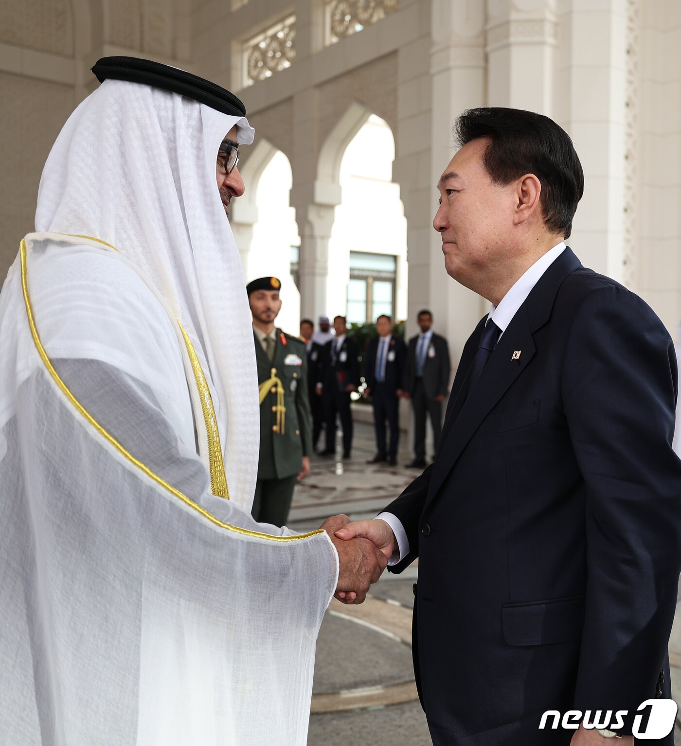 본문 이미지 - 윤석열 대통령이 15일 오전(현지시간) 아랍에미리트(UAE) 아부다비 카사르 알 와탄에서 열린 공식 환영식에서 모하메드 빈 자이드 알 나하얀 UAE 대통령과 악수하고 있다. (대통령실 제공) 2023.1.16/뉴스1 ⓒ News1 안은나 기자