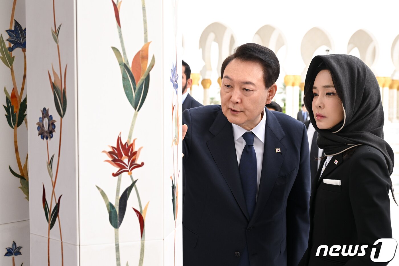 본문 이미지 - 윤석열 대통령과 김건희 여사가 15일 오전(현지시간) 아랍에미리트(UAE) 셰이크 자이드 그랜드 모스크를 찾아 내부를 둘러보고 있다. 김건희 여사는 이날 이슬람 관습에 따라 머리에 '샤일라'를 착용했다. 이슬람교 예배당인 이곳은 세계에서 가장 큰 모스크 중 하나로 82개의 흰색 돔과 4개의 첨탑이 있다. (대통령실 제공) 2023.1.15/뉴스1 ⓒ News1 안은나 기자