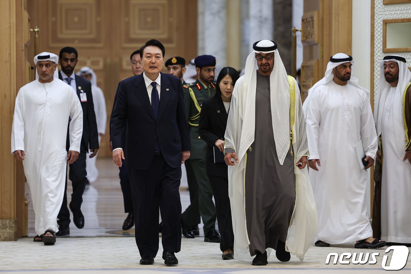 본문 이미지 - 윤석열 대통령과 모하메드 빈 자이드 알 나하얀 아랍에미리트&#40;UAE&#41; 대통령이 15일 오전&#40;현지시간&#41; 아랍에미리트&#40;UAE&#41; 아부다비 카사르 알 와탄에서 확대회담을 위해 이동하고 있다. &#40;대통령실 제공&#41; 2023.1.16/뉴스1 ⓒ News1 안은나 기자