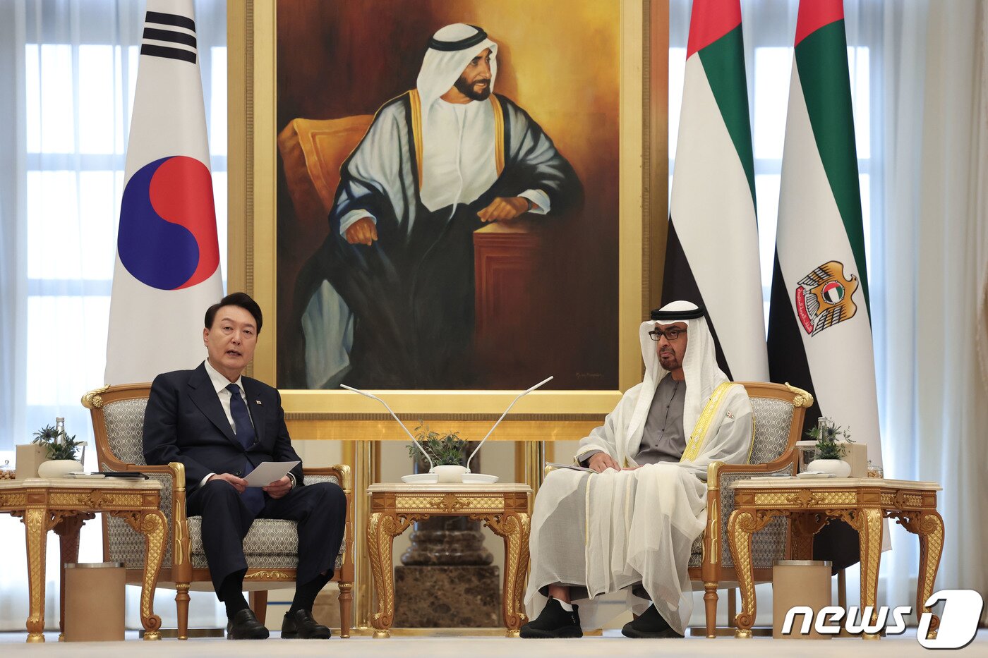 본문 이미지 - 윤석열 대통령이 15일 오전(현지시간) 아랍에미리트(UAE) 아부다비 카사르 알 와탄에서 열린 모하메드 빈 자이드 알 나하얀 UAE 대통령과의 확대회담에서 발언하고 있다. (대통령실 제공) 2023.1.16/뉴스1 ⓒ News1 안은나 기자